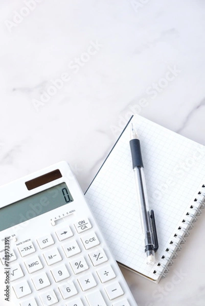 Fototapeta 電卓とペン、メモ帳で家計をやりくりしているイメージ
