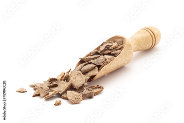 Obraz Front view of a wooden scoop filled with Organic kapoor kachri (Hedychium spicatum). Isolated on a white background.