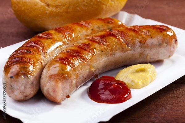 Obraz Pieczona kiełbasa z chlebem podawana na papierowej tacy