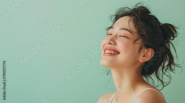Obraz 健康的な上を向いた笑顔の女性、スキンケアやメイクのイメージ

