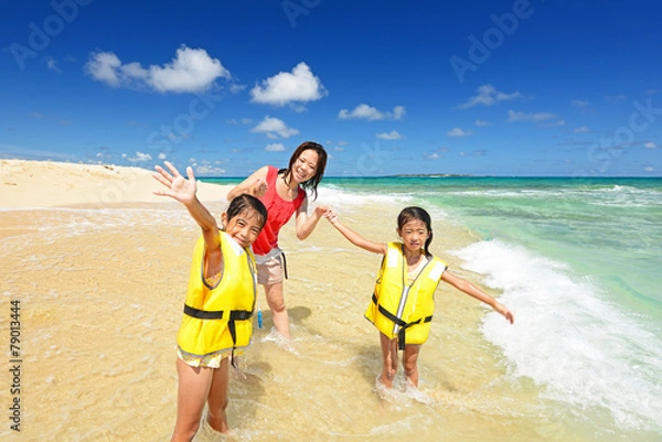 Fototapeta 南国沖縄のビーチで遊ぶ親子