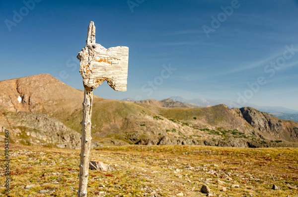 Fototapeta worn trail sign on a high alpine mountain trail