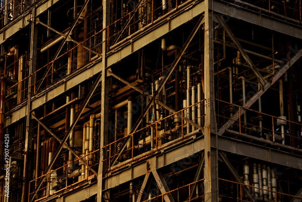 Fototapeta 夕陽に照らされた化学プラントの複雑な設備
