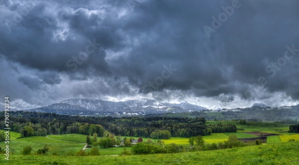 Obraz Wintereinbruch im Frühling mit schneebedeckten Bergen und grünen Tälern