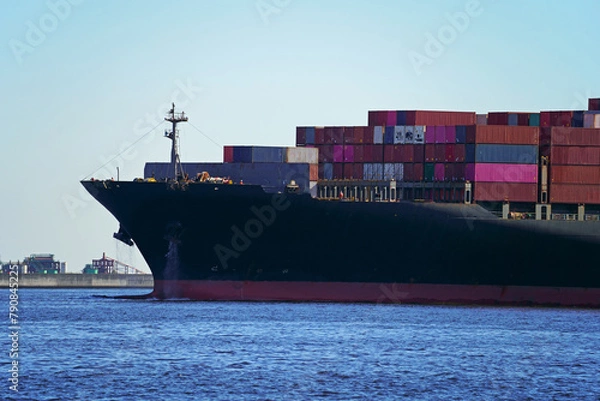 Fototapeta 大井コンテナ埠頭に接岸する大型コンテナ船
