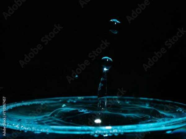 Obraz Water drop closeups while drops falling down and splashing into water in Jena