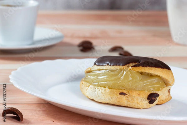 Obraz Artisanal delight: French éclair or handmade choux pastry overflowing with cream and chocolate