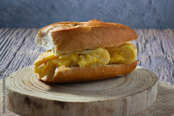 Obraz Tradition in a bite: Authentically Spanish potato omelette sandwiches