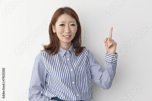 Fototapeta 指差をする若い女性