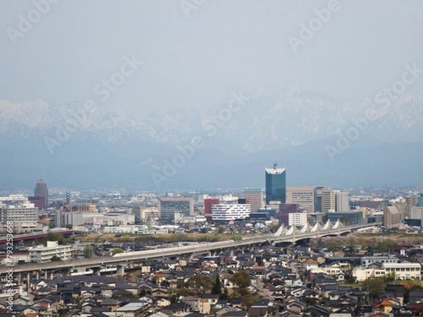 Obraz 春霞の剱岳　立山連峰と富山市街地