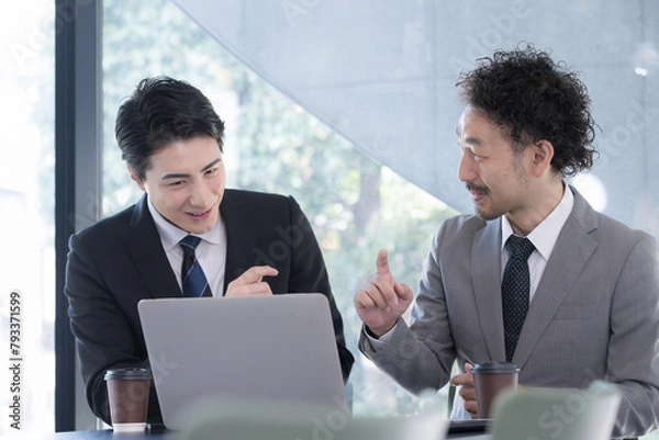 Fototapeta パソコンを見るビジネスマン　部下を指導する、教える上司