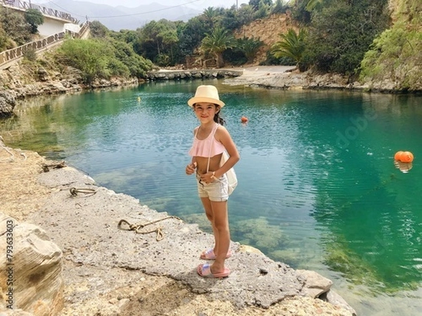 Fototapeta Fille devant crique turquoise