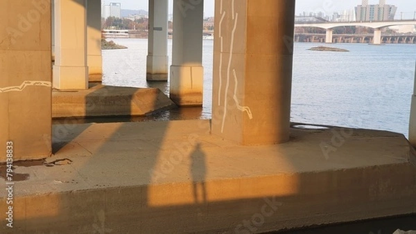Obraz The shadow of a man under the Han River Bridge