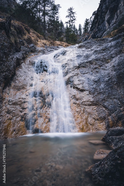 Obraz Wasserfall vor Felsen