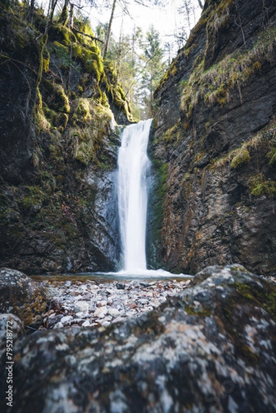 Obraz Wasserfall iim Wald