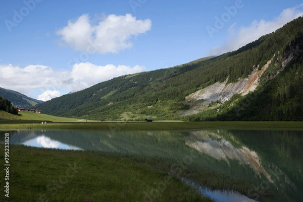 Fototapeta Tranquil Lake at the End of Wildgerlostal