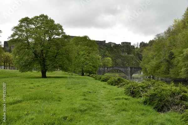 Fototapeta La Semois vers le pont rustique en pierres dans une nature bucolique à Bouillon 