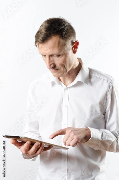 Fototapeta Mann arbeitet mit Tablet