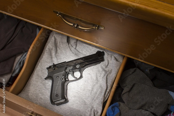 Obraz pistolet ręczny w szufladzie