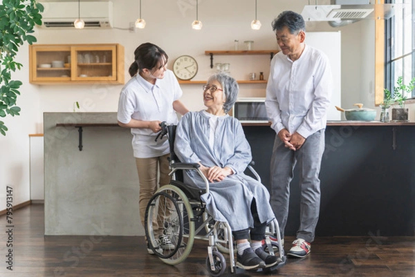 Obraz 車椅子に座る高齢者女性と高齢者男性と介護士・理学療法士・介護スタッフの女性
