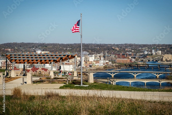 Obraz Cedar Rapids, Iowa, USA Mount Trashmore overlook with American flag.