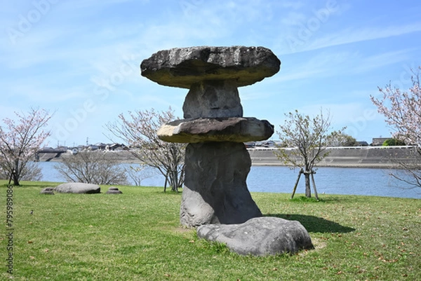 Fototapeta 河川敷の石のオブジェ