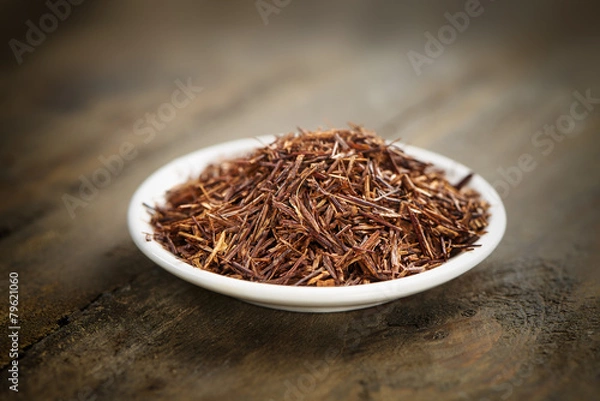 Obraz rooibos tea on a small white plate