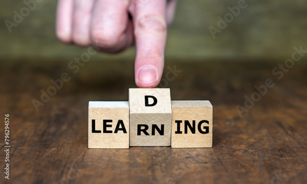 Obraz Cubes form the words learning and leading.