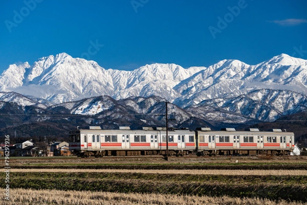 Obraz 剱岳を眺めながら走る富山地方鉄道の電車