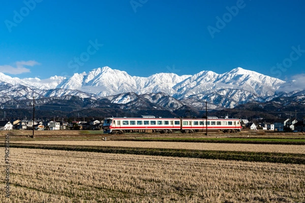 Obraz 剱岳を眺めながら走る富山地方鉄道の電車