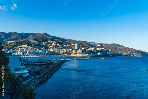 Fototapeta 再開発が進む、熱海のビーチとマンションとホテルの風景