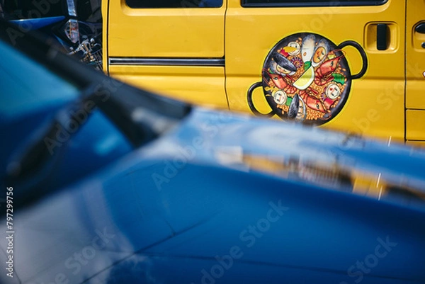 Fototapeta パエリアが印刷された車