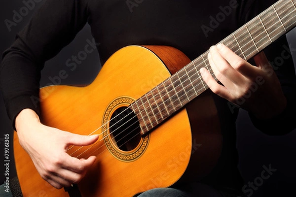 Fototapeta Gitara akustyczna z bliska ręce