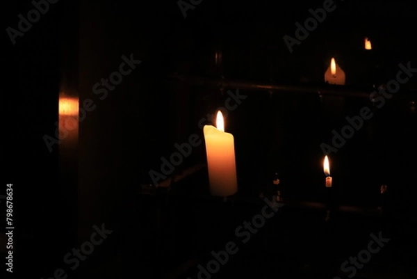 Fototapeta 夜のお寺でローソクに火がともる