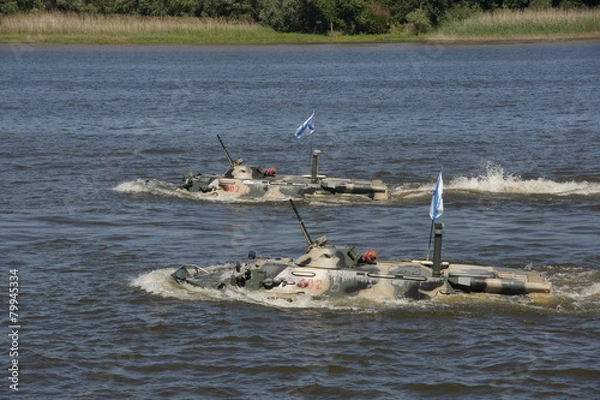Fototapeta Парад военно-морского флота в Астрахани. Плывущие БТРы