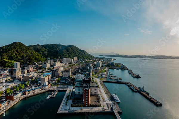 Fototapeta 門司港レトロ展望室から見る門司港レトロ地区と関門海峡の夕暮れ