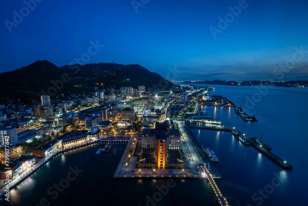 Obraz 門司港レトロ展望室から見る門司港レトロ地区と関門海峡の夜景