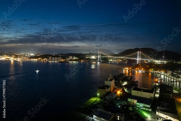Obraz 門司港レトロ展望室から見る関門海峡と関門橋の美しい夜の眺め