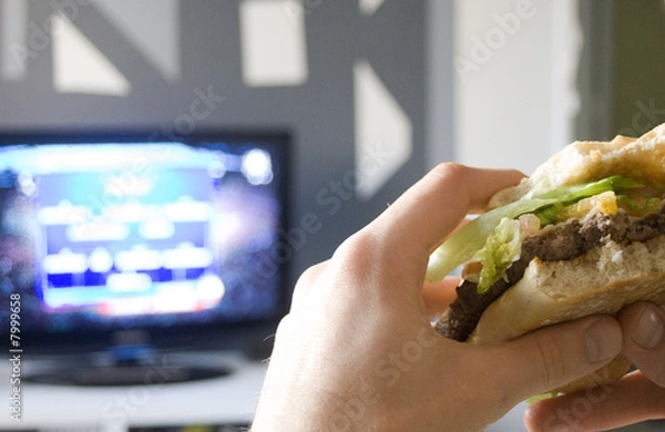 Fototapeta manger devant la télévison