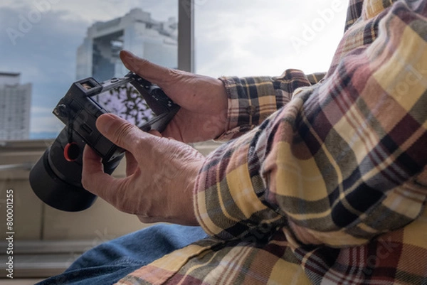 Obraz 撮影した画像を確認する男性