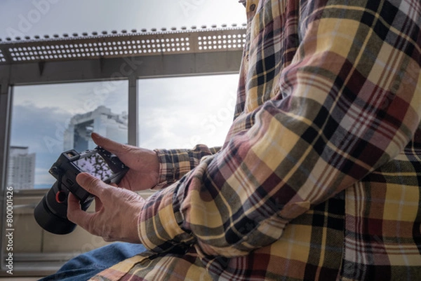 Obraz 撮影写真を確認する男性