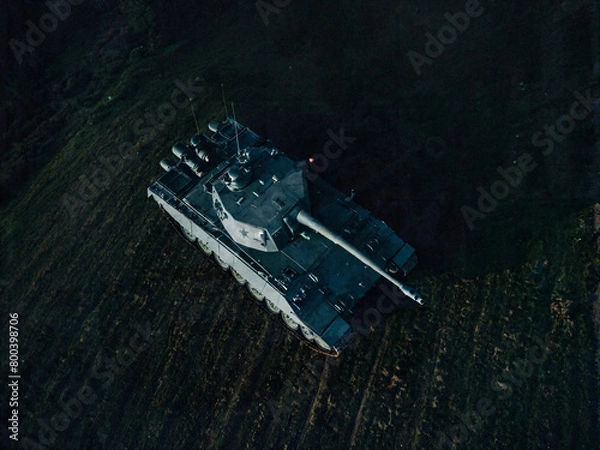 Fototapeta Panzer fährt durch eine zerstörte Stadt