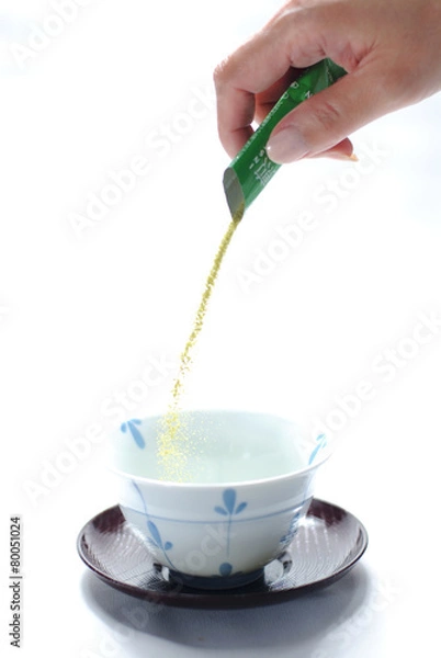Fototapeta 粉末の日本茶を器に注ぐ