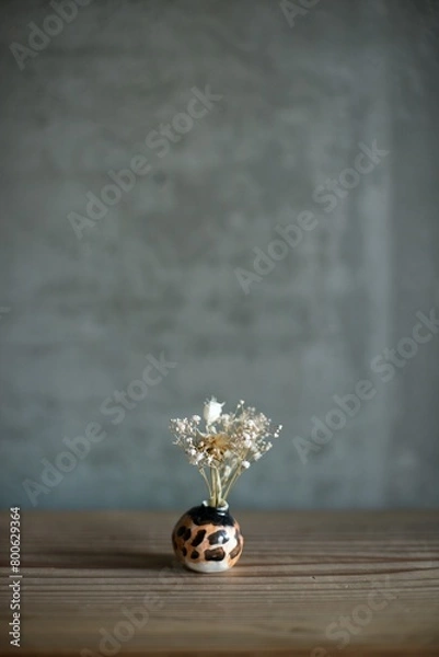 Fototapeta ドライフラワーを生けた小さな民芸の花瓶
