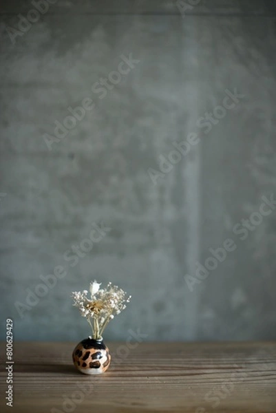 Fototapeta ドライフラワーを生けた小さな民芸の花瓶