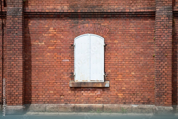 Fototapeta レンガの壁と閉じられた窓