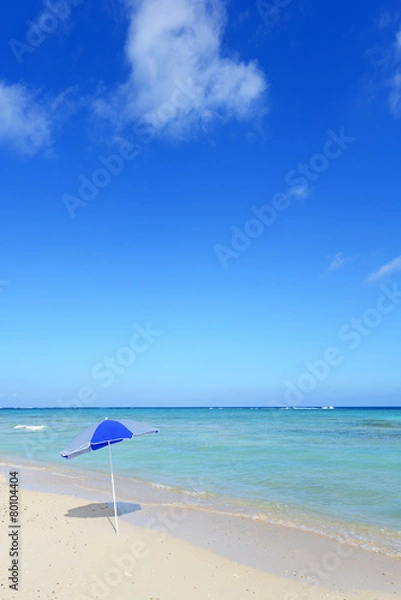 Fototapeta 真夏の綺麗なビーチとパラソル