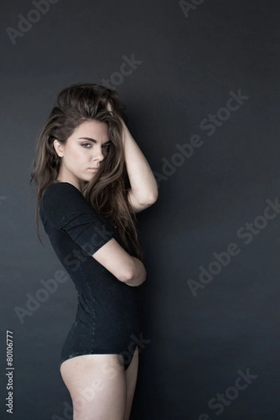 Obraz Chica sensual tocándose el pelo