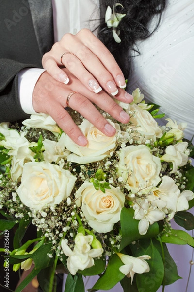 Obraz couple's hands with rings on wedding bouquet.