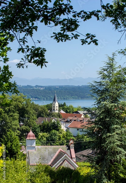 Fototapeta Widok na jezioro Starnberg i kościół Feldafing. Widok lokalizacji, format pionowy